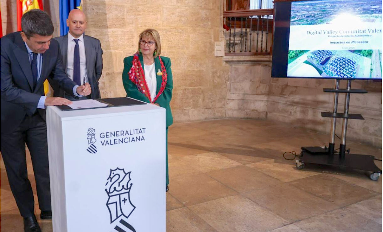 L'expresident de la Generalitat Carlos Mazón, un dels promotors de Digital Valley, el soci de la consultora Sales for You, Armando Layna,  i l'alcaldessa de Picassent, Conxa Garcia, en la presentació del projecte de centre de dades | GVA