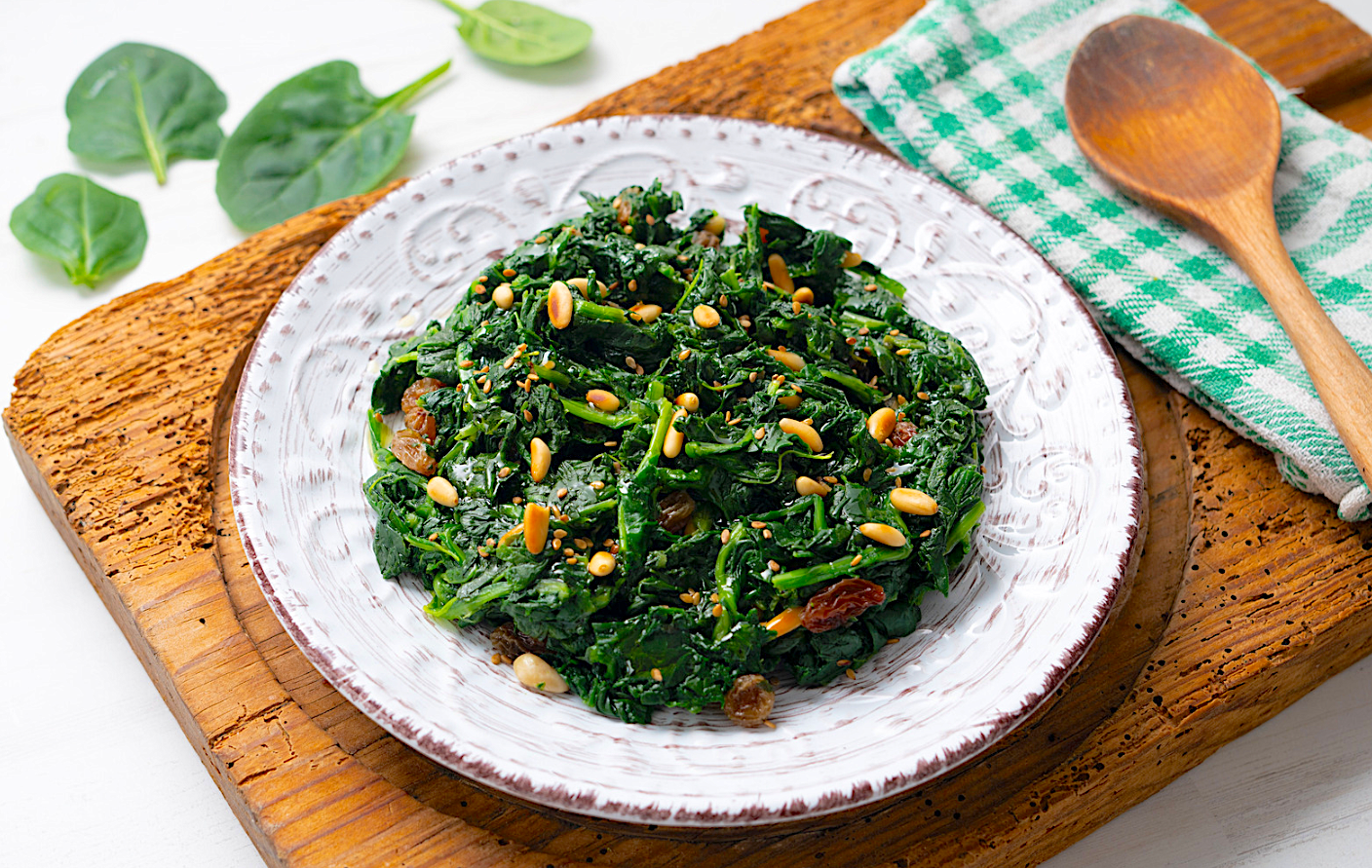 Espinacs amb panses i pinyons 