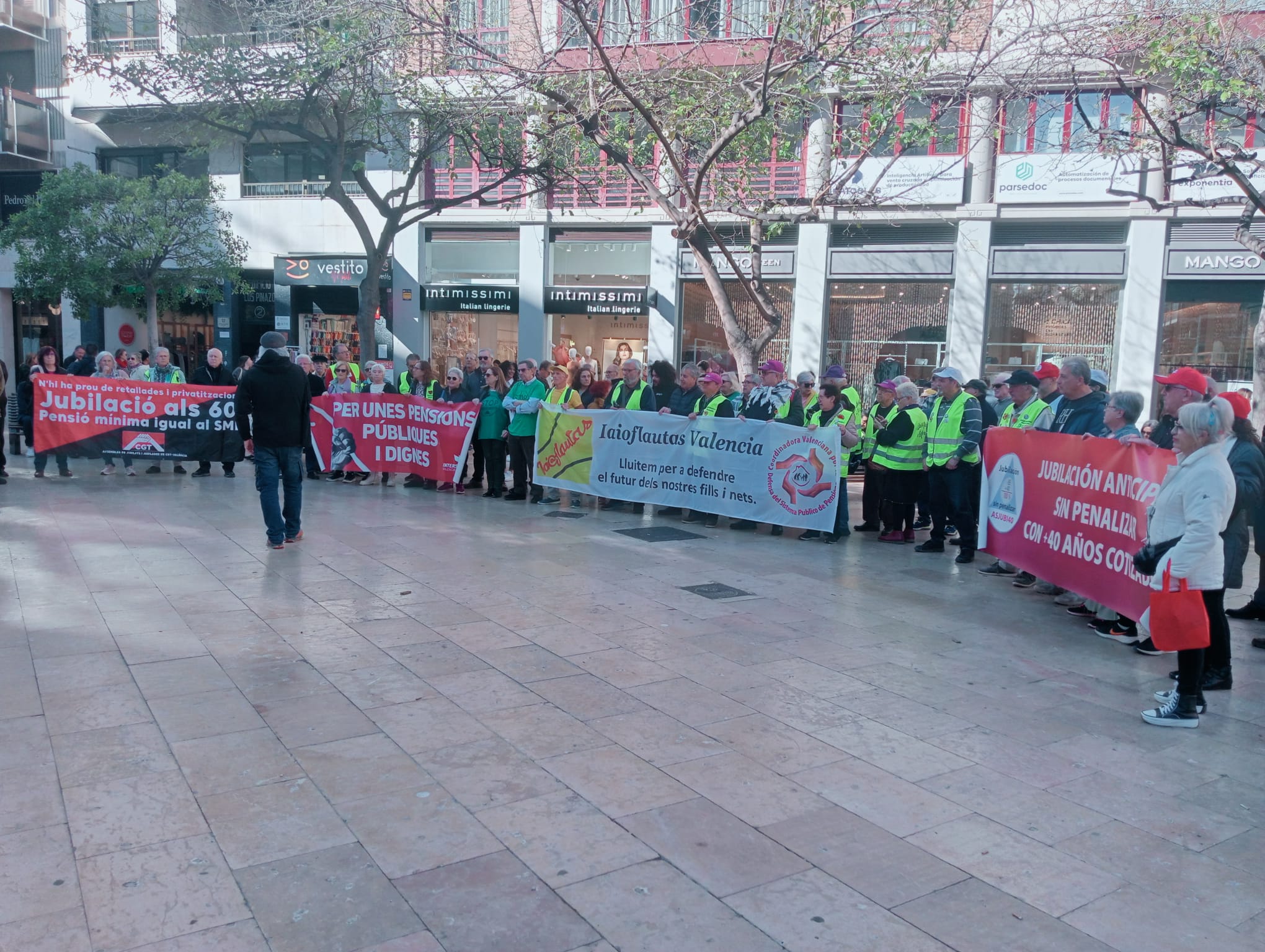 Concentració en defensa de l'escut social i del sistema públic de pensions aquest matí, a València