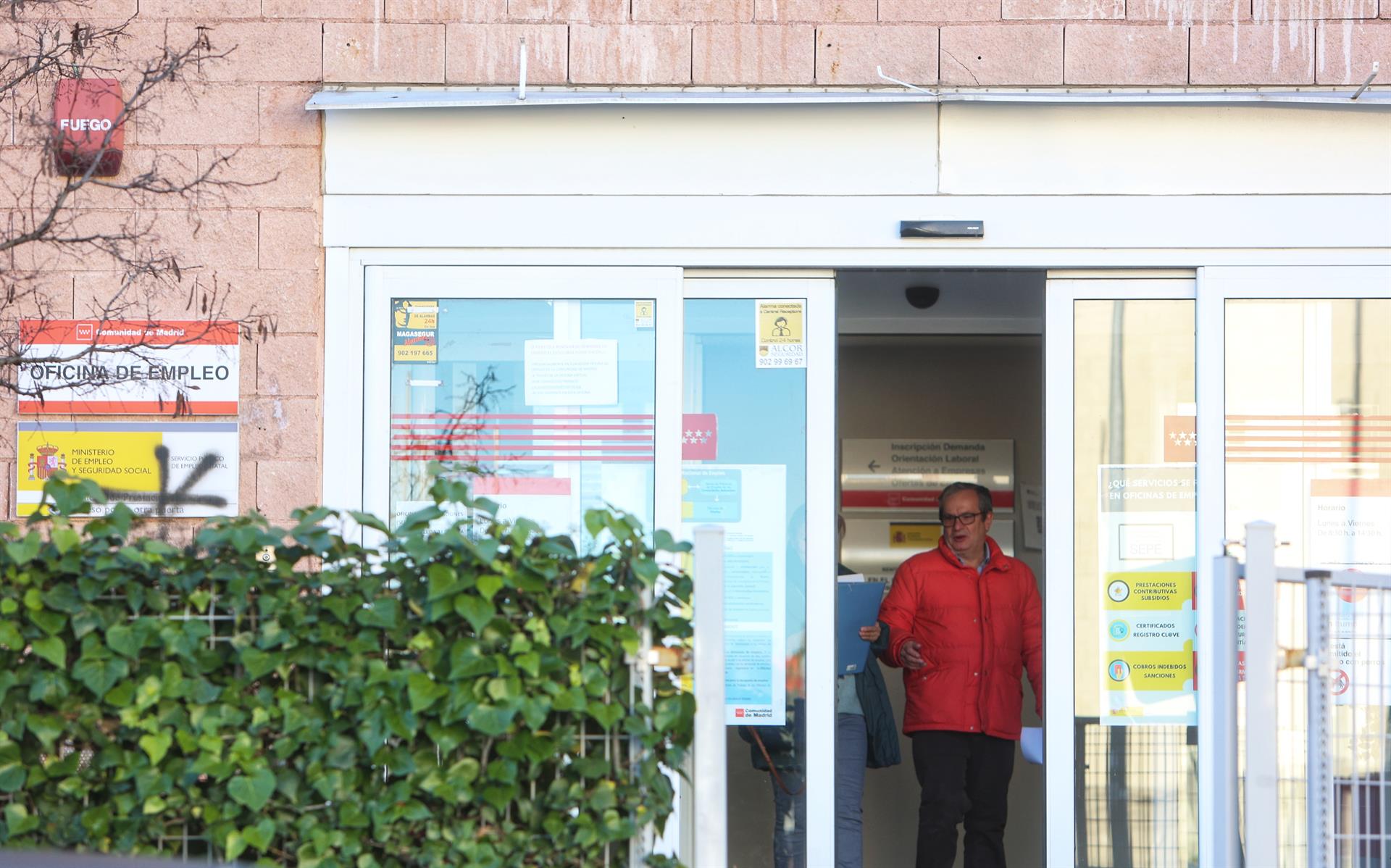 Una persona ix d'una oficina del Servei Públic d¡Ocupació (SEPE) en una imatge d'arxiu - Ricardo Rubio - EP