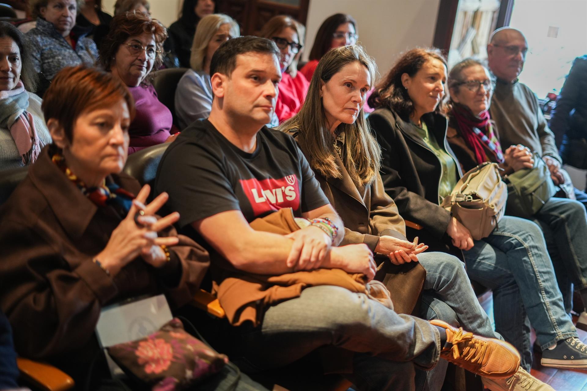 La rectora UV, Mavi Mestre, Alex Carabal, Rosa Álvarez, i Mariló Gradolí, durant una visita als laboratoris del projecte Salvem les Fotos de la UV | Jorge Gil | EP