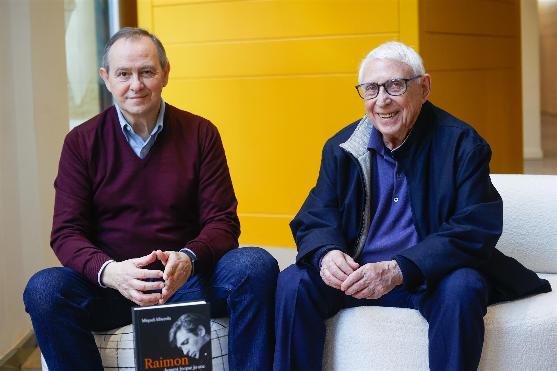 L'autor del llibre 'Raimon. Aquest jo que jo soc', Miquel Alberola, i el cantautor Raimon a Barcelona, Casa Àbacus | Kike Rincón | EP