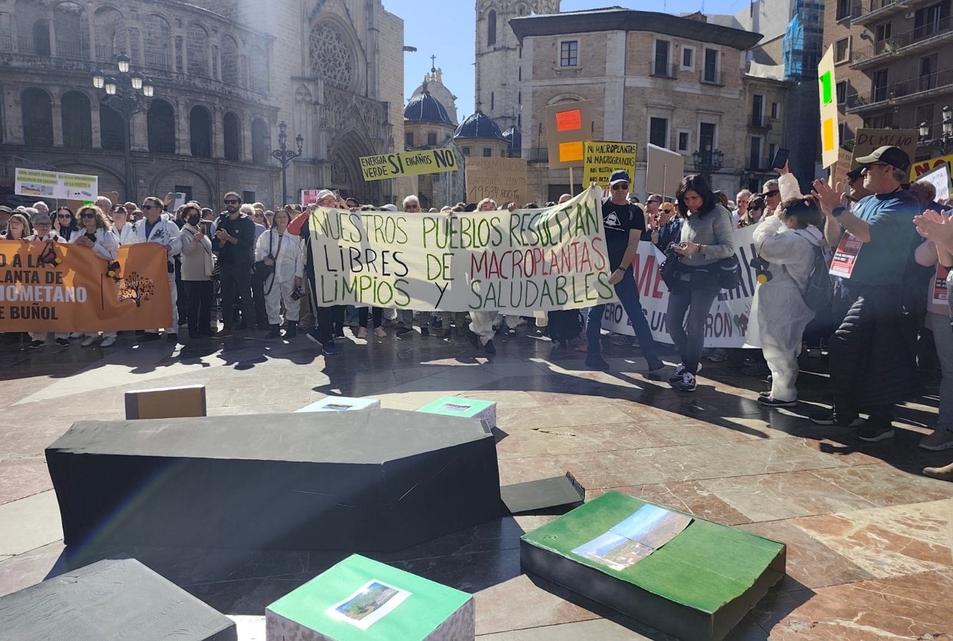 Concentració a la plaça de la Mare de Déu de València contra els projectes de macroplantes de biogàs | EP

