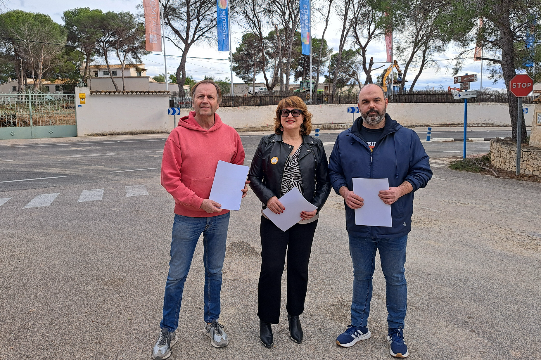 Isidor Mollá (CIBE), Mari Carmen Ronda (Compromís) i Juan Carlos Mut (Reiniciem) enfront de la parcel·la coneguda com Tossal de l'Asprar (Patmore), a Benissa 