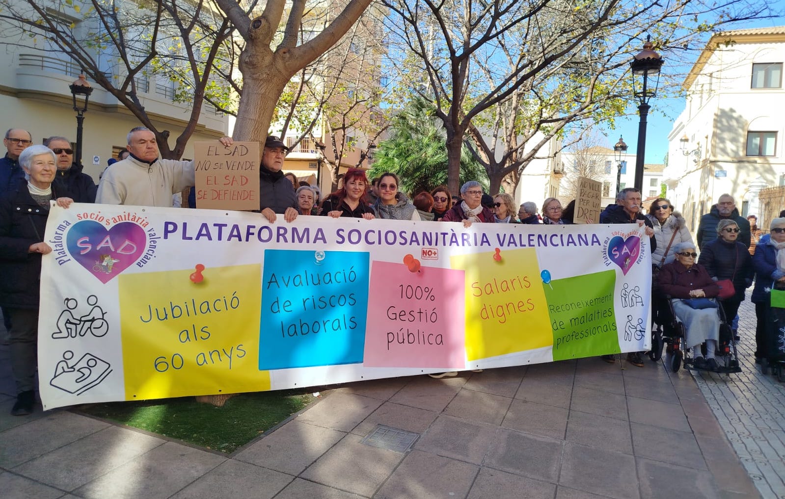 Concentració en protesta per a una possible privatització del Servei d'Ajuda a Domicili a Tavernes Blanques