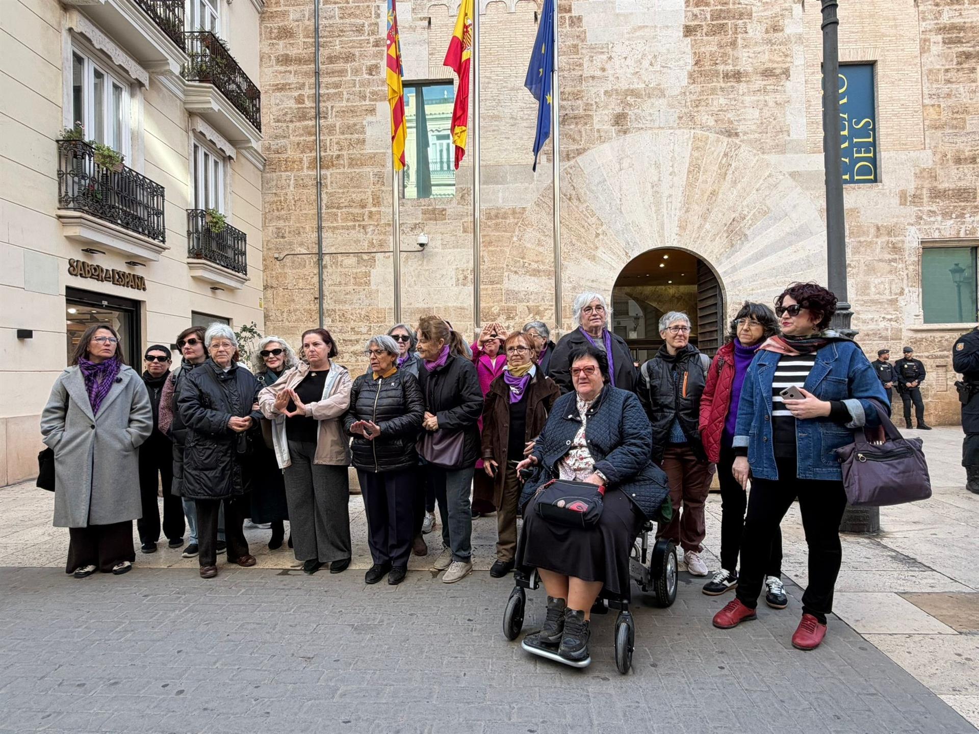 Una concentració de la Coordinadora Feminista a les portes de Les Corts denuncia l''esborrament' de les polítiques d'igualtat del Consell per 'voxtorsió'