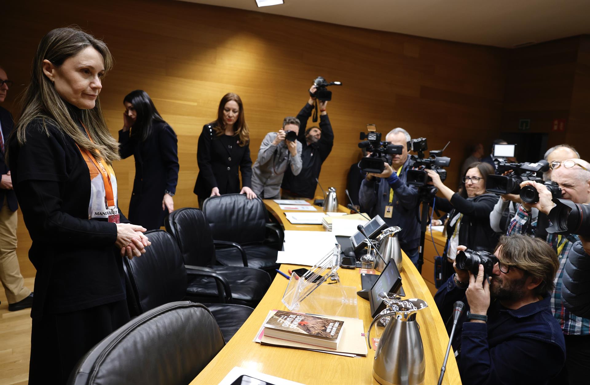 La presidenta de l'Associació de Víctimes Mortals de la DANA 29-O, Rosa Álvarez, a la seua arribada a la comissió d'investigació de la dana, en les Corts | Rober Solsona | EP