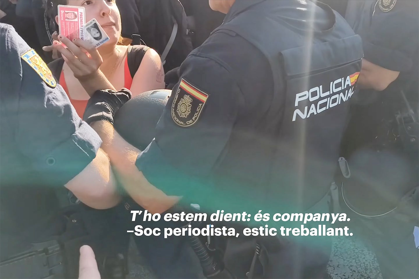 Fotograma del vídeo on es veu Lérida identificant-se amb el carnet de premsa i el DNI