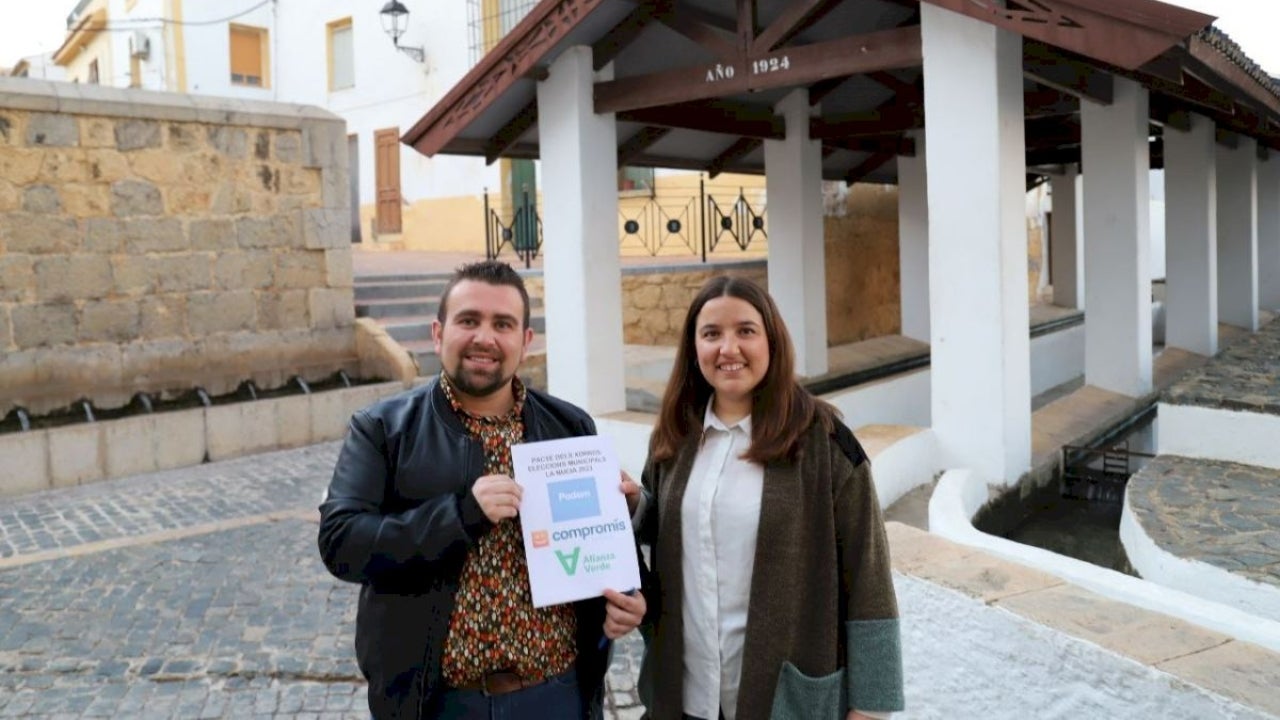 Moment de l'acord de la coalició d'Alternativa per la Nucia en 2023. Pep Pastor i Marta Gómez | Arxiu