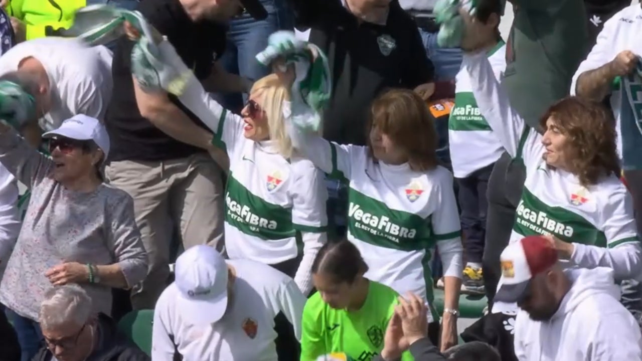 Grup d'aficionades de l'Elx en l'estadi Martínez Valero. LALIGA.