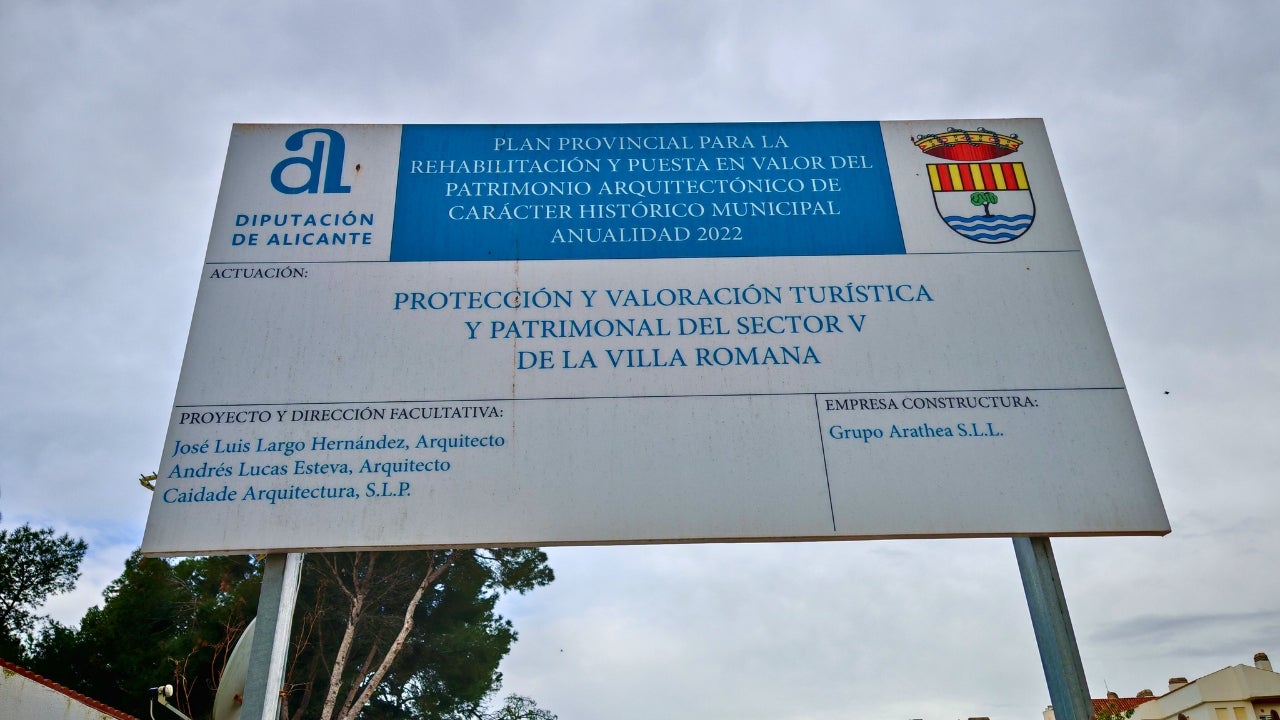 Cartell de la Diputació d'Alacant només en castellà a l'Alfàs del Pi | Diari La Veu