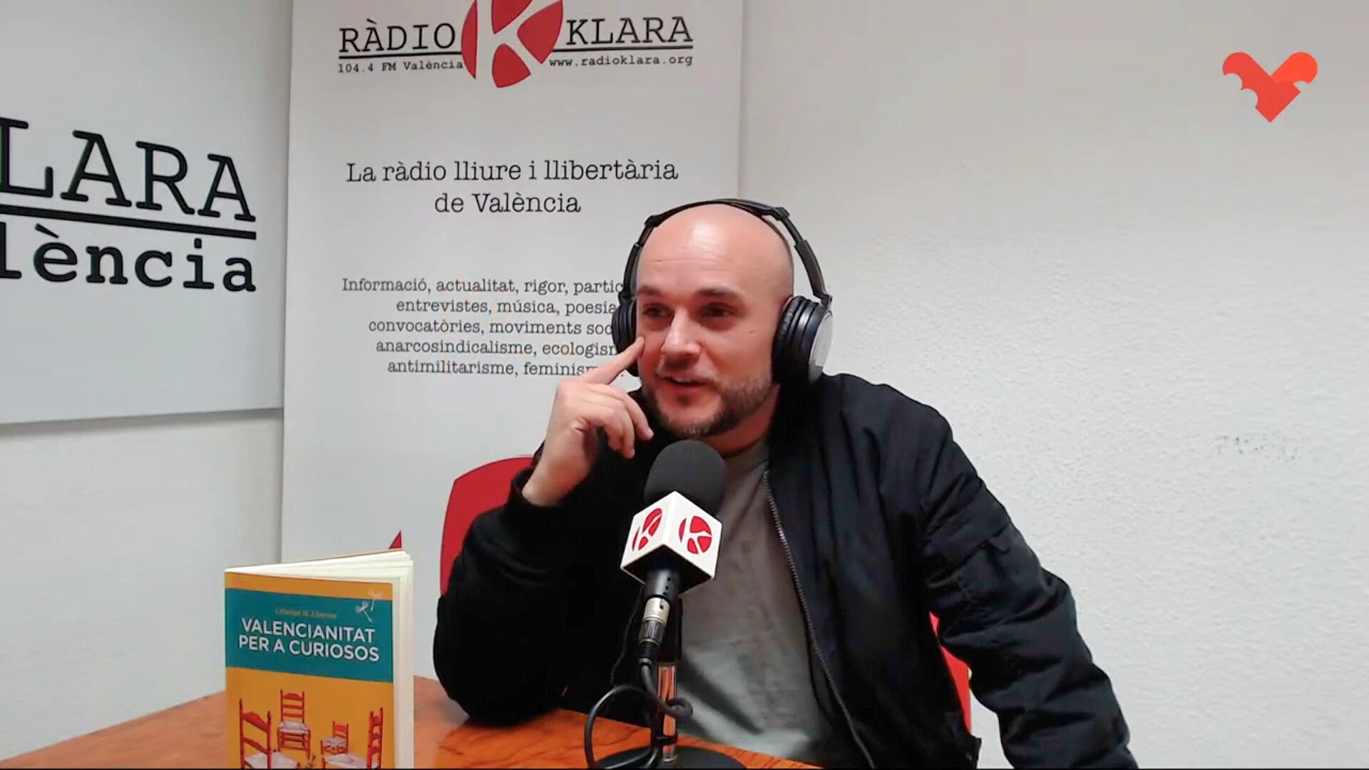Cristian Llorens 'Curiosaire' als estudis de Ràdio Klara durant l'entrevista.