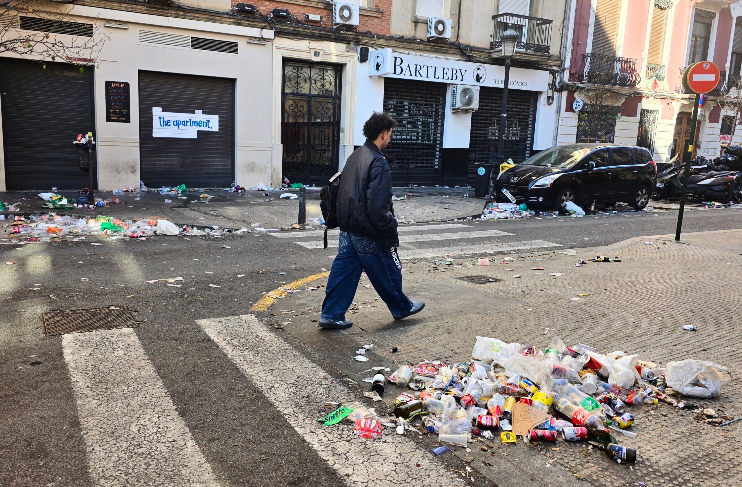 Un carrer de València ple de brutícia durant les Falles del 2026 | Jesús Císcar