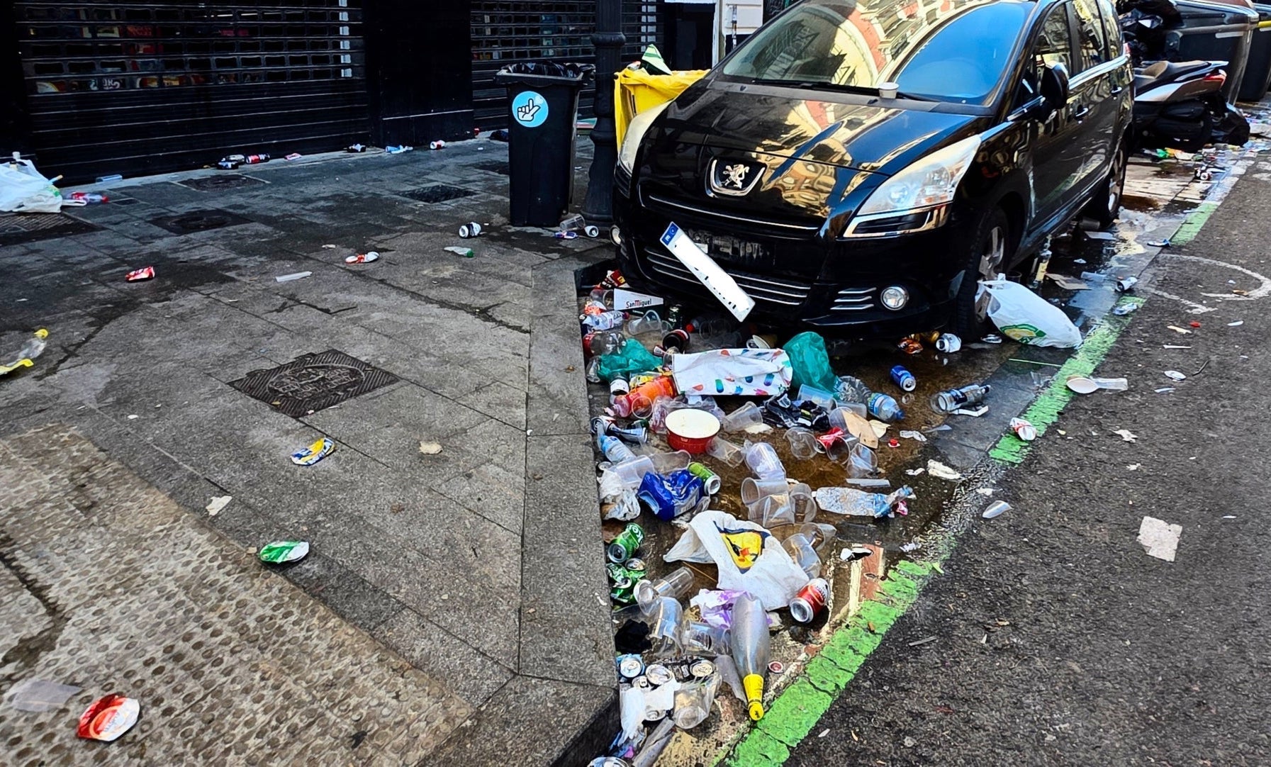 Un carrer de València ple de brutícia durant les Falles del 2026 | Jesús Císcar
