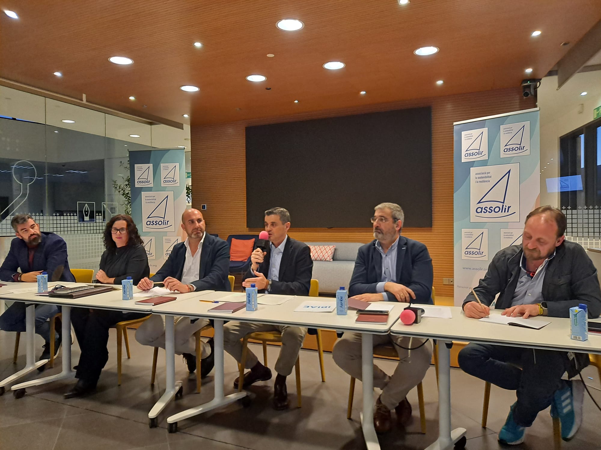 La taula de la jornada d’ASSOLIR va reunir Julio Delgado, Héctor Torrente, Sergio Carrasco, Núria Pina, Jesús López, Jaume Berenguer i José Luis Candela, amb moderació de Xavier Pastor.