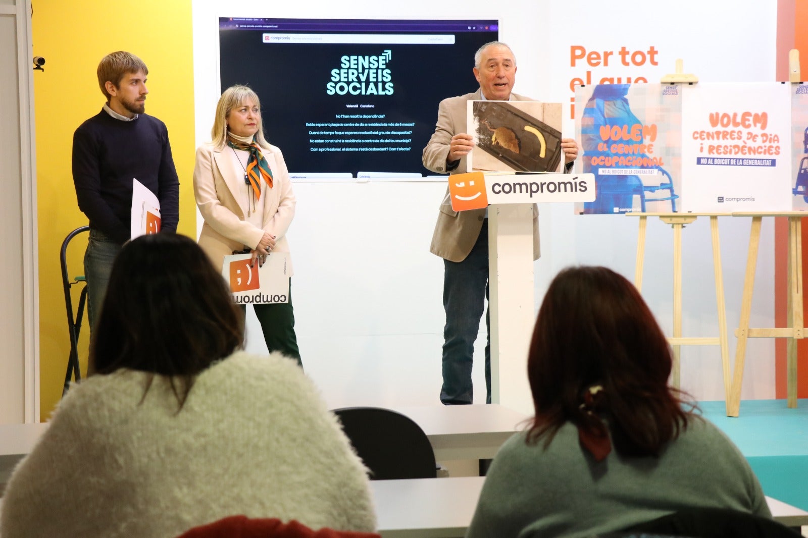 El síndic  de Compromís a Les Corts, Joan Baldoví, i els responsables de Serveis socials de la coalició, Nathalie Torres i Francesc Roig