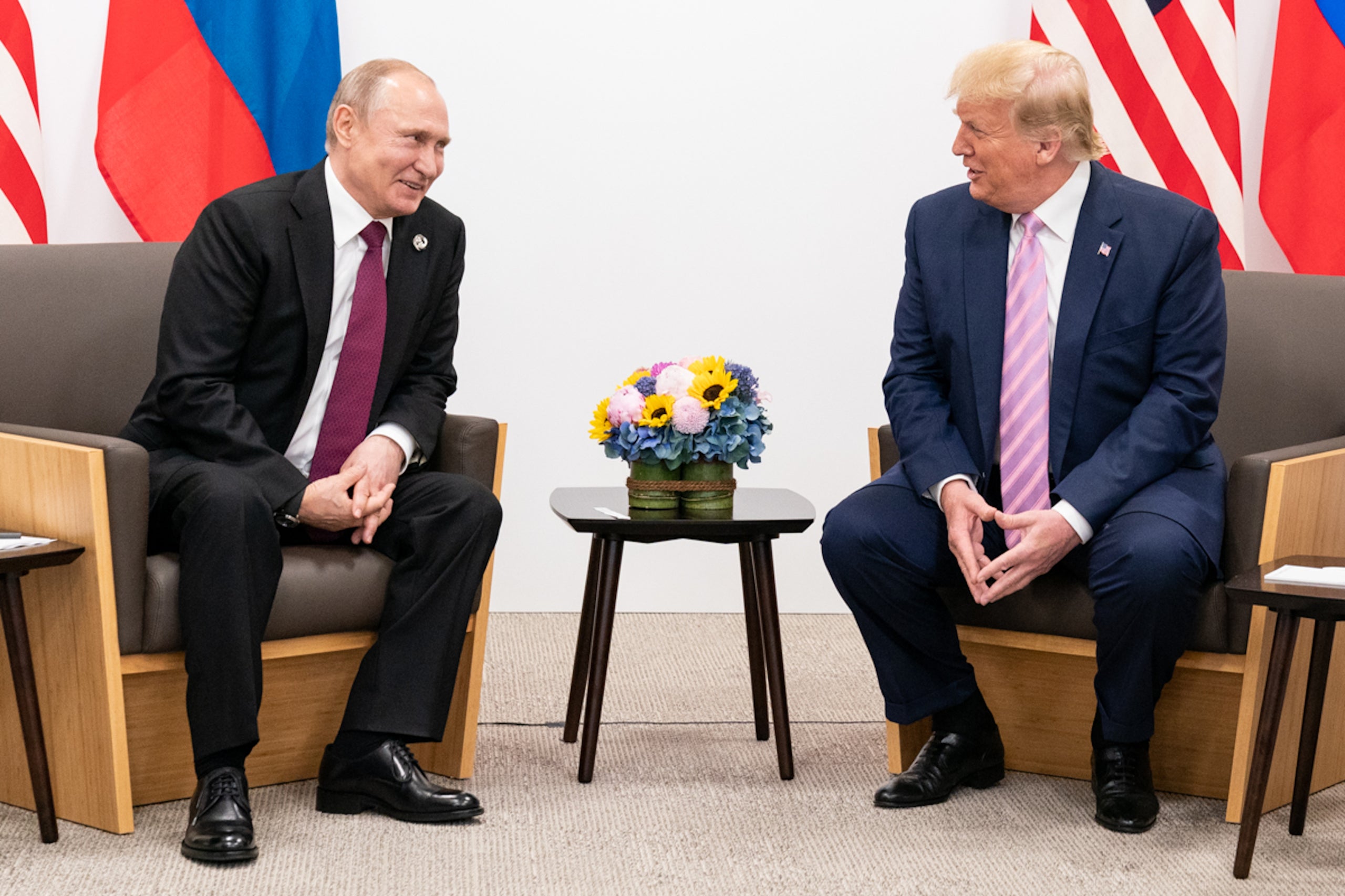 El president dels EUA, Donald Trump, i el president de la Federació de Rússia, Vladímir Putin, durant la cimera del G20 al Japó del 2019 | Shealah Craighead | White House | ACN