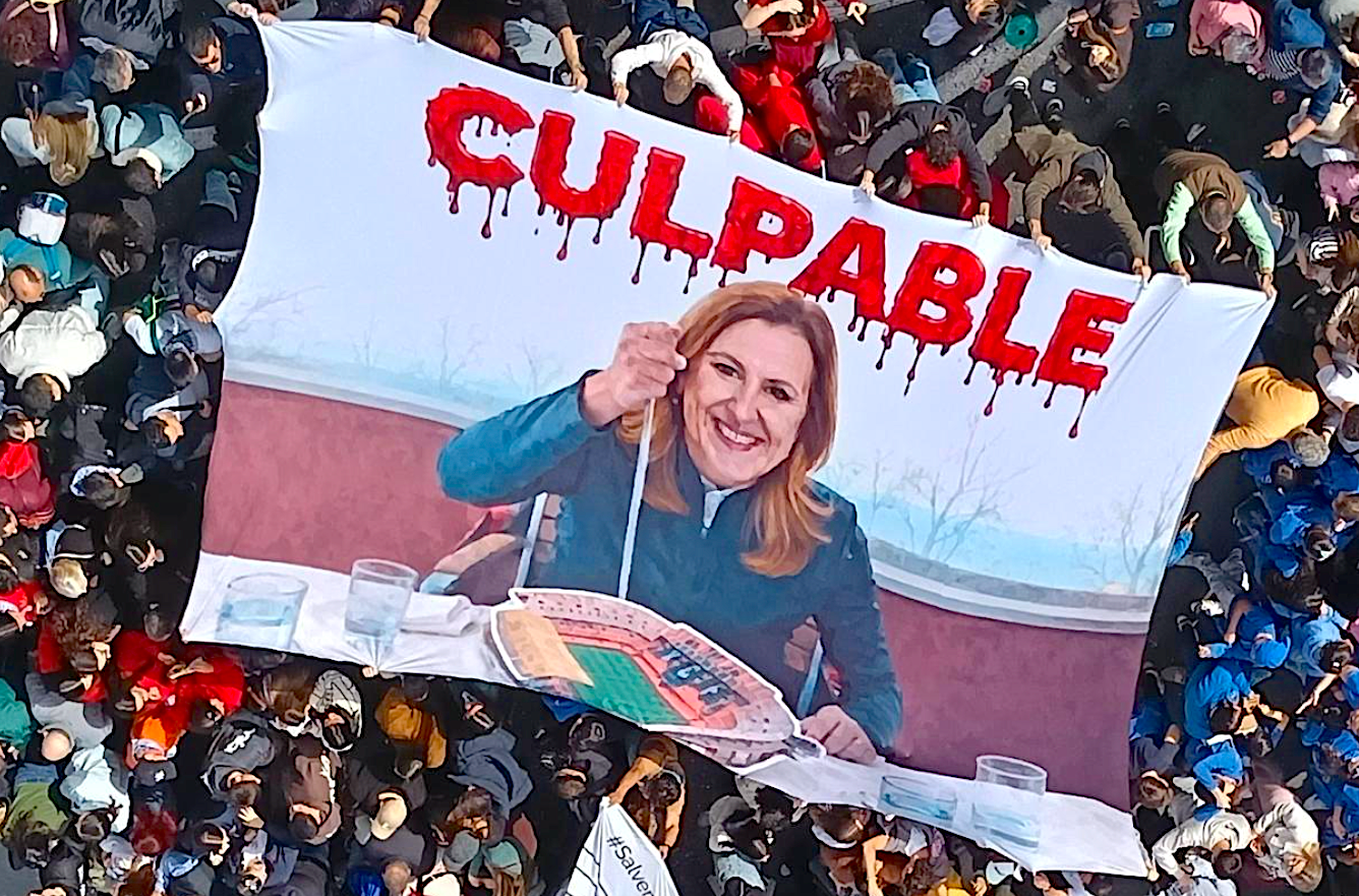 Pancarta contra l'alcaldessa de València, M. José Català, desplegada per aficionats del València CF durant la primera mascletada del 2026 | Libertad VCF