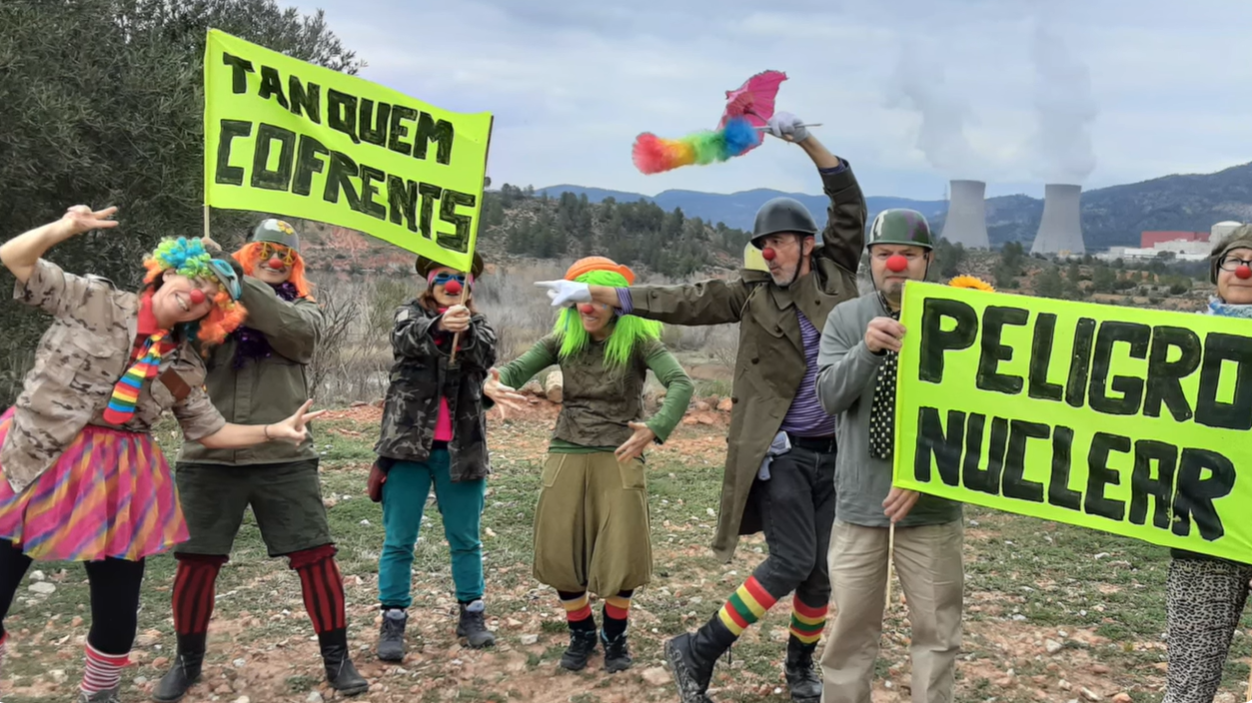 El Xexexèrcit en plena operació davant de la central nuclear de Cofrents