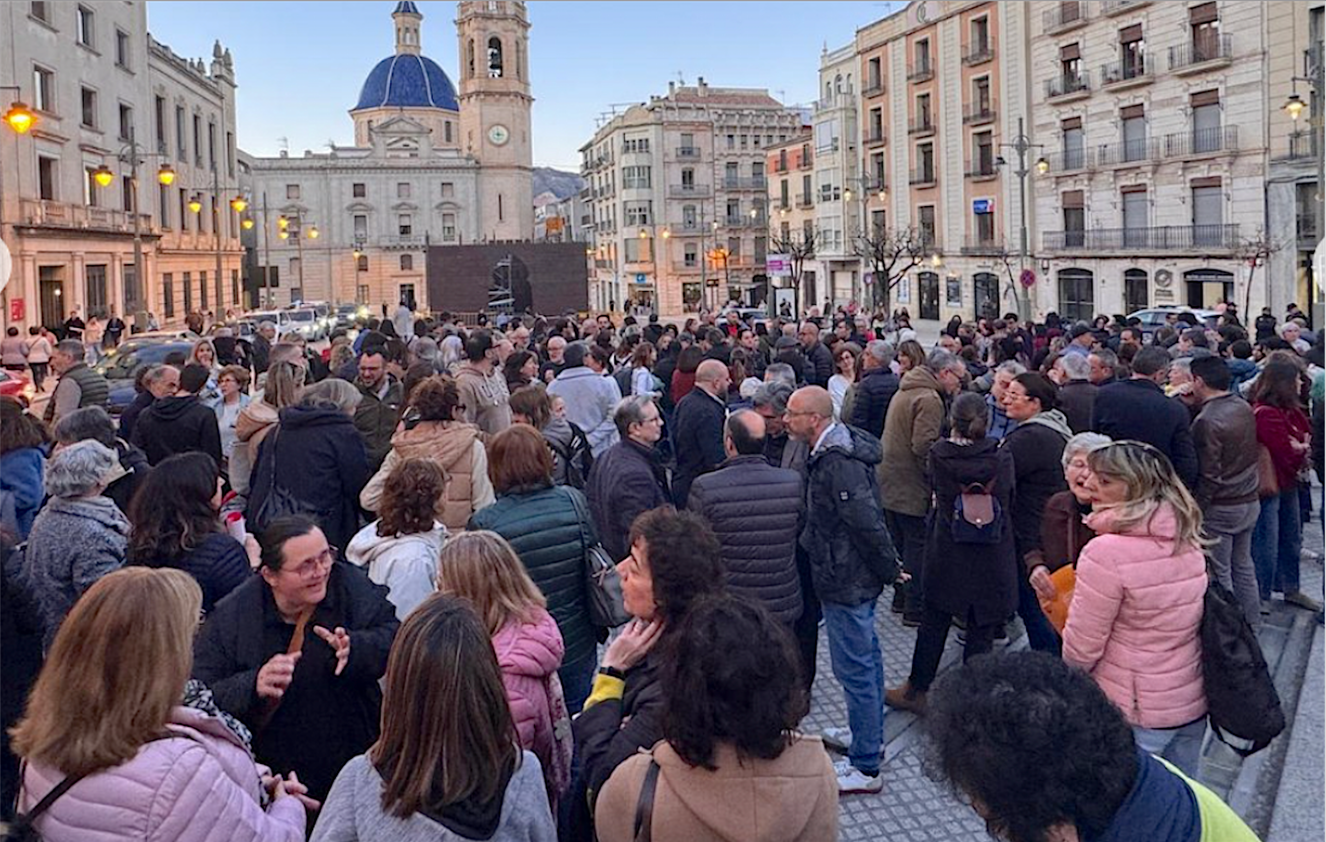 Concentració a Alcoi per a condemnar les agressions al professorat | Ajuntament d'Alcoi