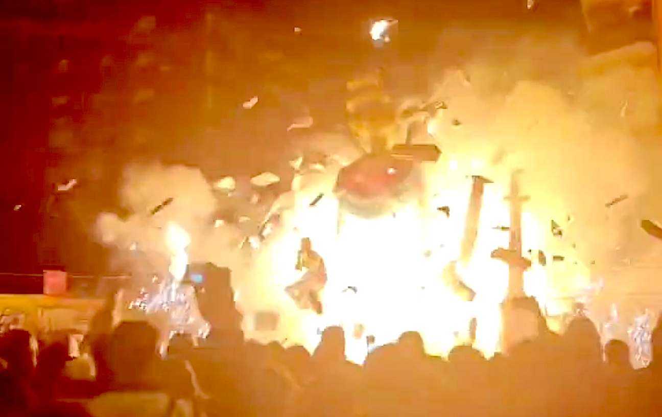  La falla Doctor Olóriz de València esclata en plena crema