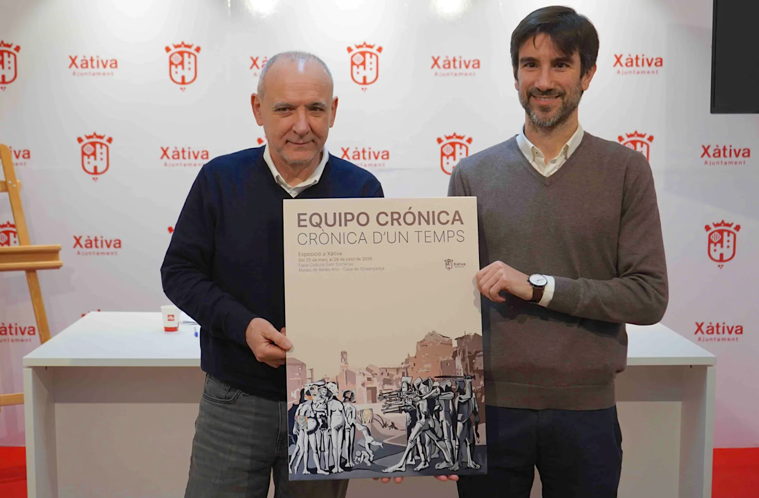El regidor de Cultura de l'Ajuntament de Xàtiva, Alfred Boluda, i el curador de l’exposició, Pablo Camarasa, en la presentació de l'exposició de l'Equip Crònica