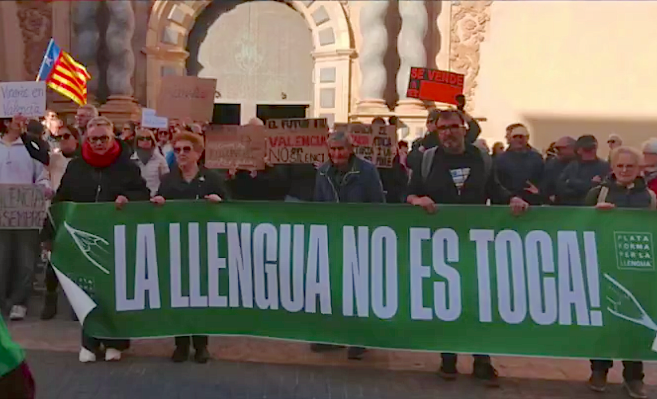 Mobilització a Vinaròs contra els atacs al valencià de PVI, PP i Vox | Plataforma per la Llengua