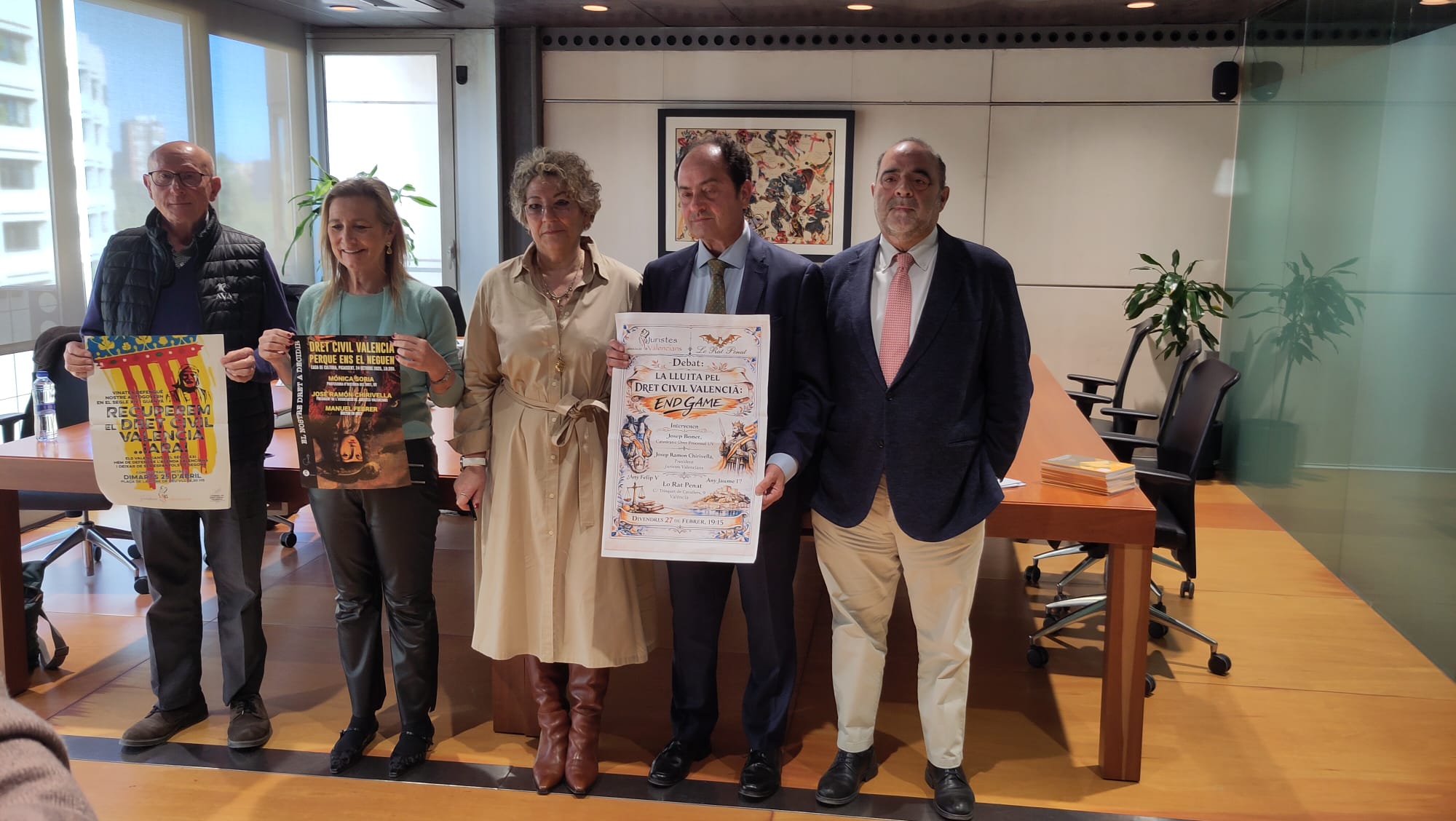 Foto de família dels participants en l'acte en defensa del Dret Civil valencià a l'ICAV