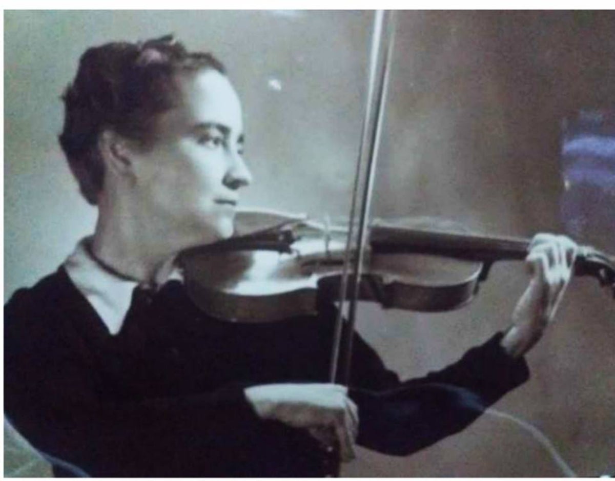 Ofelia Raga tocava instruments com el piano, el violí o l'orgue