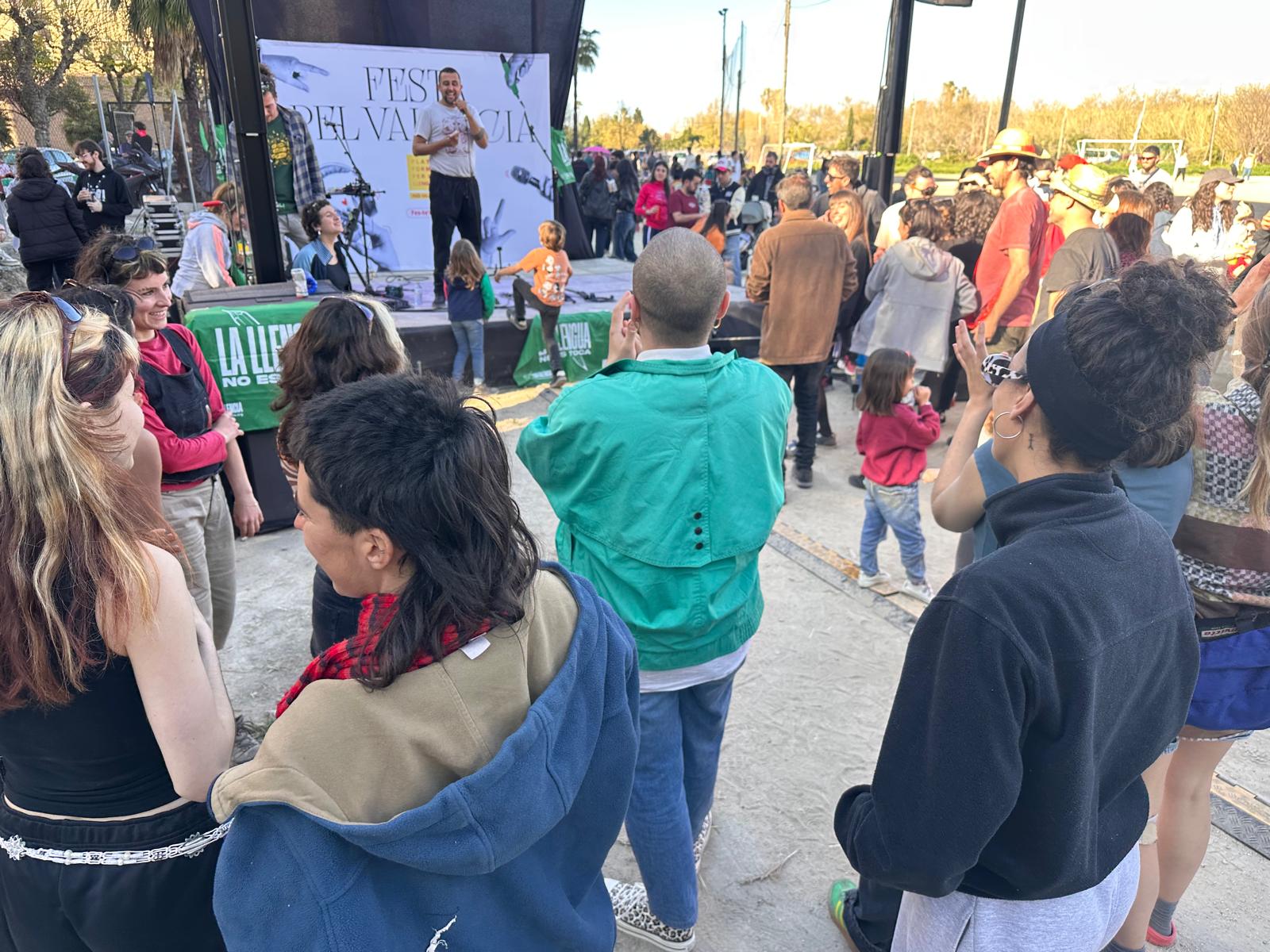 Centenars de persones han omplert el camp de l'Sporting de Benimaclet en la Festa pel Valencià