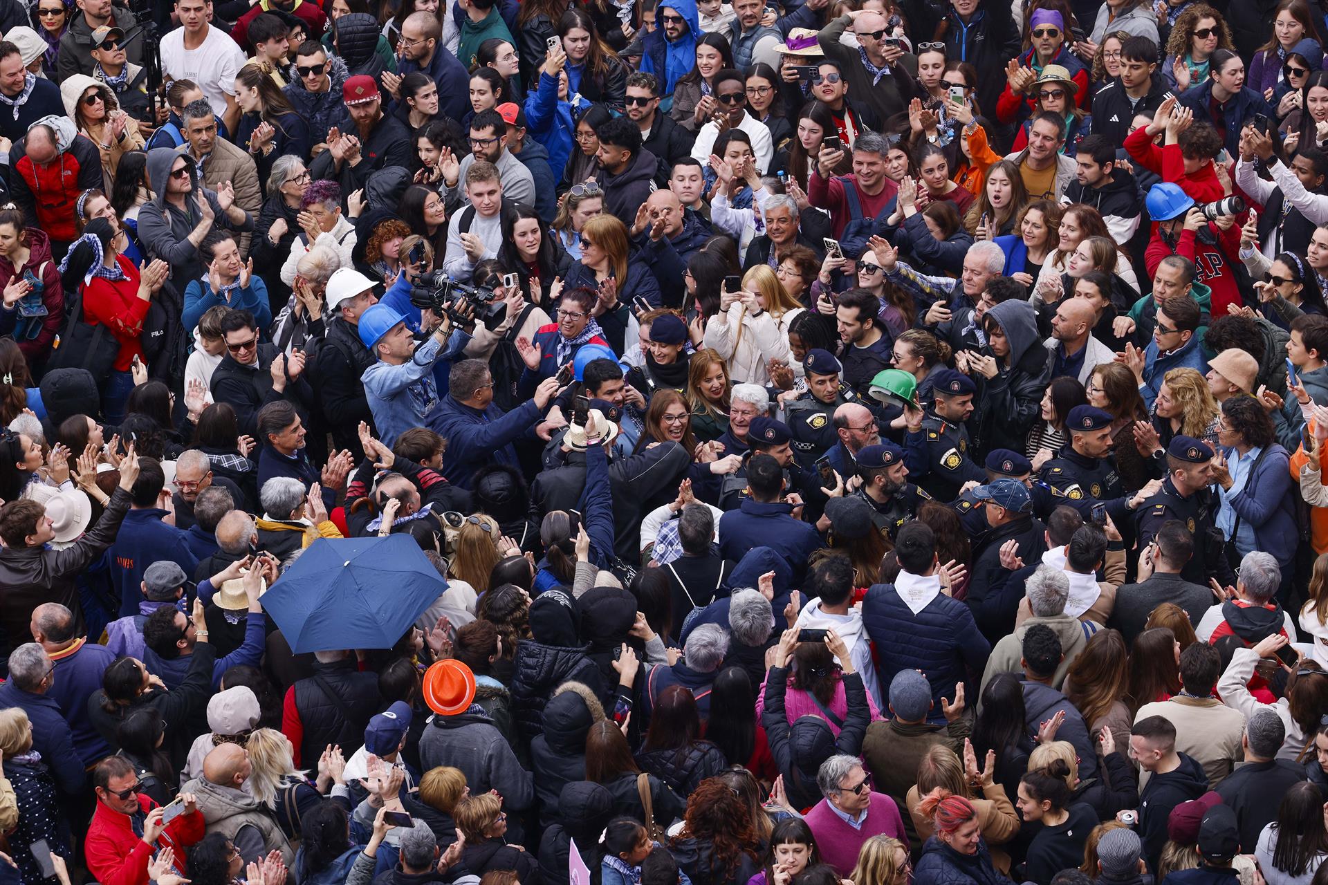 Públic en una mascletada de Falles a la plaça de l'Ajuntament de València | Rober Solsona | EP