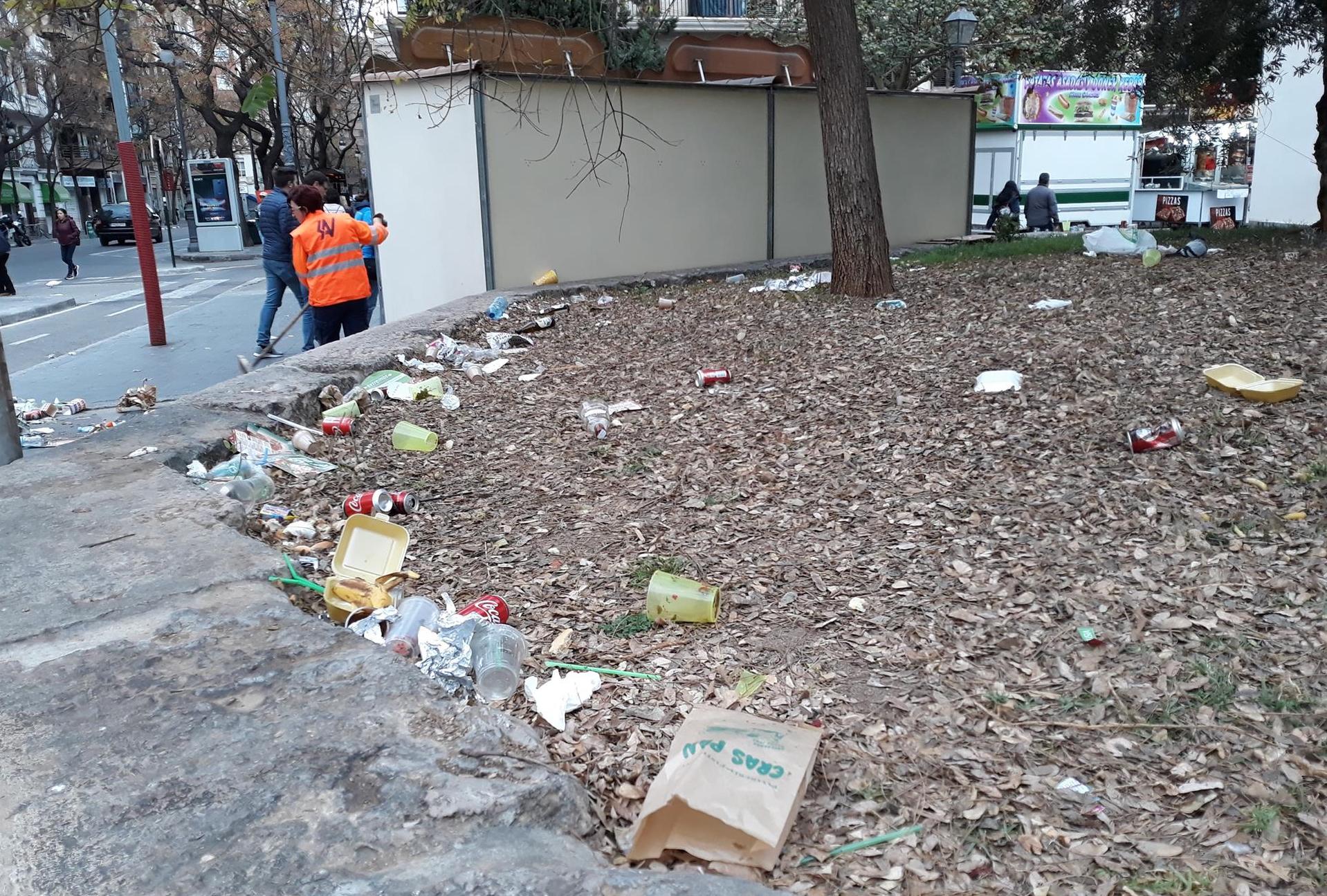 Parades de menjar i brutícia al centre de València durant les Falles | EP
