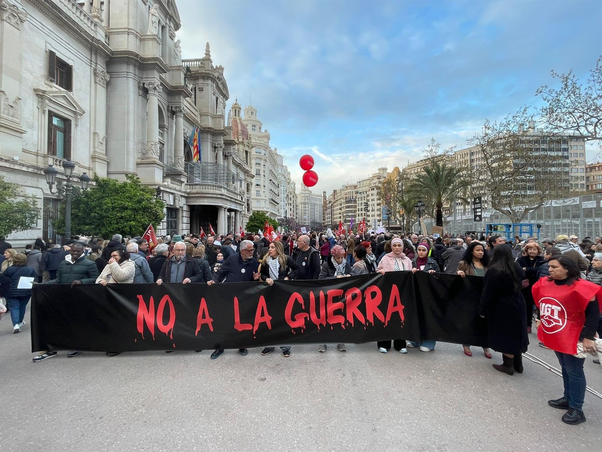 Capçalera de la manifestació 'No a la guerra', a València | EP