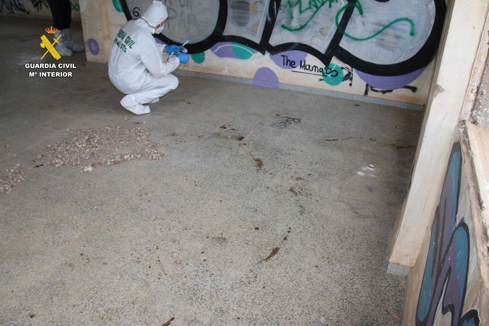 Un guàrdia civil a l'edifici abandonat de Sagunt on es va trobar el cadàver d'un ciutadà estatunidenc l'1 d'abril del 2025