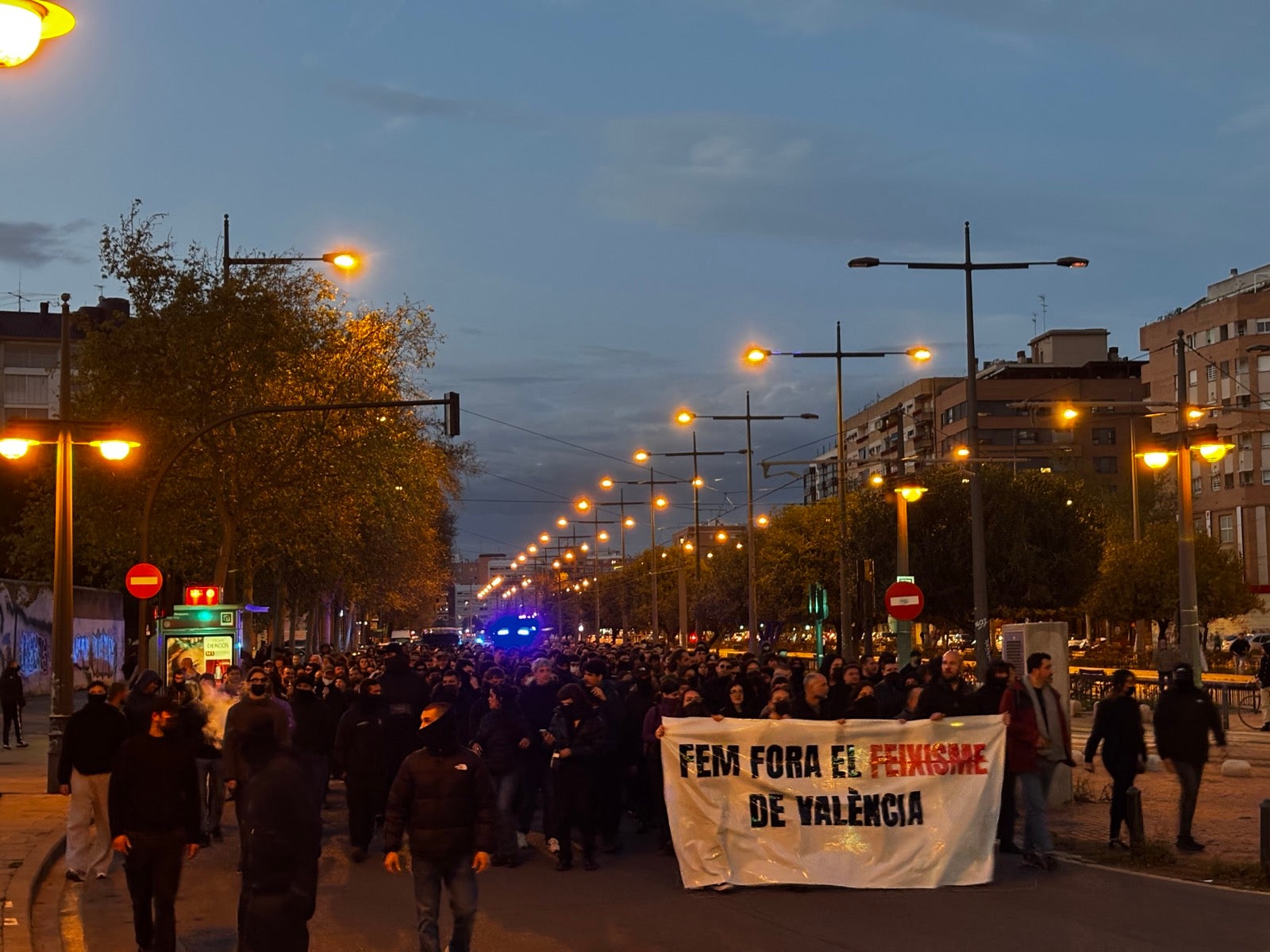 Capçalera de la manifestació antifeixista eixint de Benimaclet
