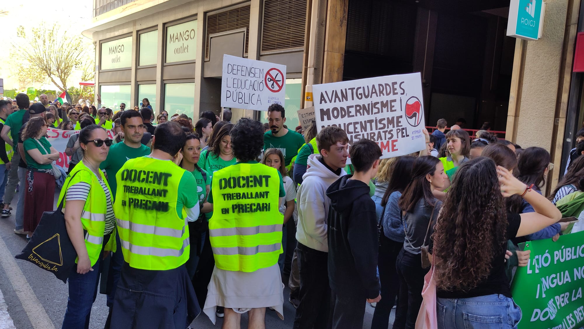 Milers de professors i mestres es manifesten per a reclamar millores en l'ensenyament públic, el 31 de març del 2026 | DLV