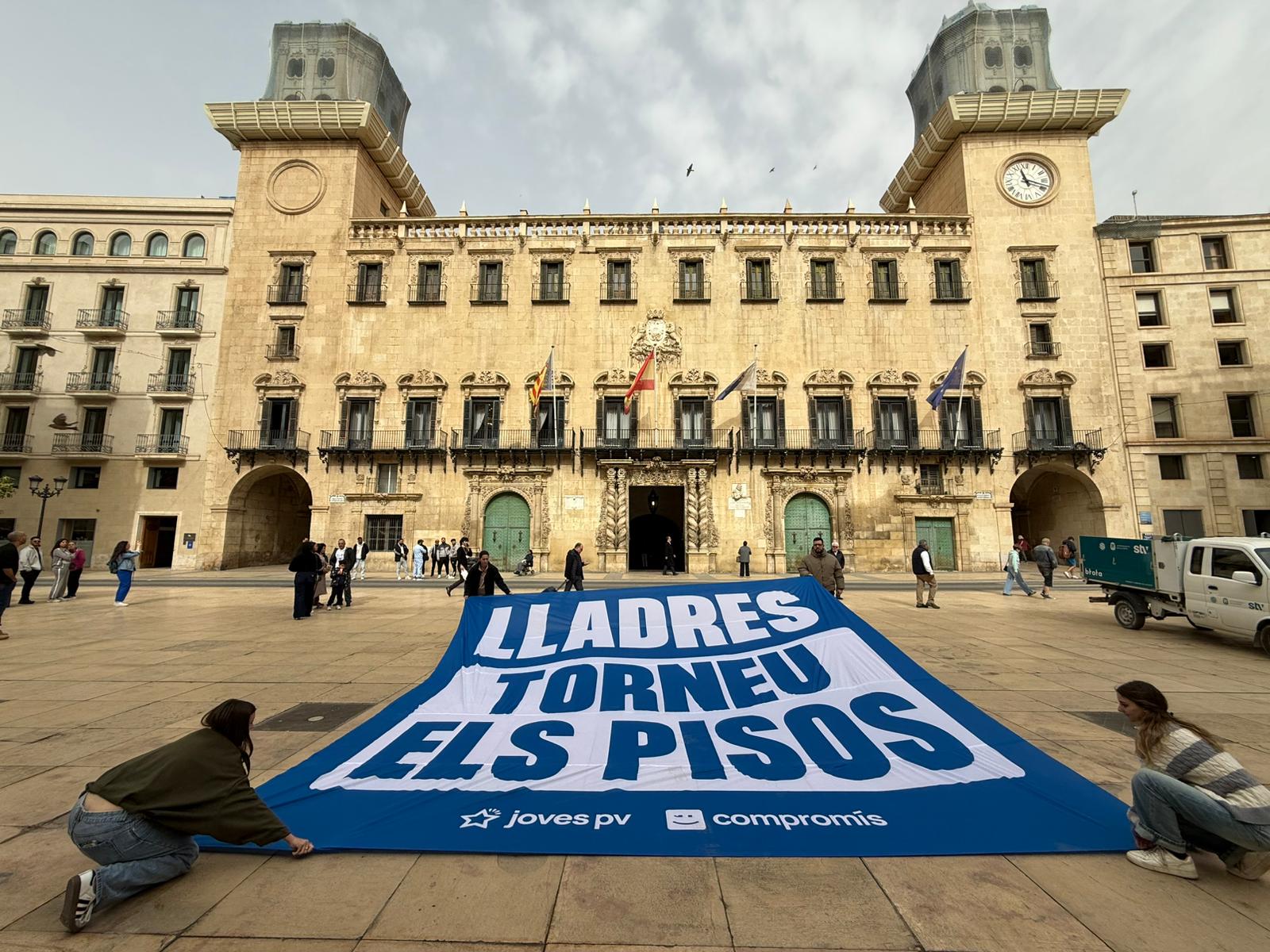 Una pancarta gengant davant l'Ajuntament d'Alacant ha denunciat les irregularitats en el repartiment de pisos protegits