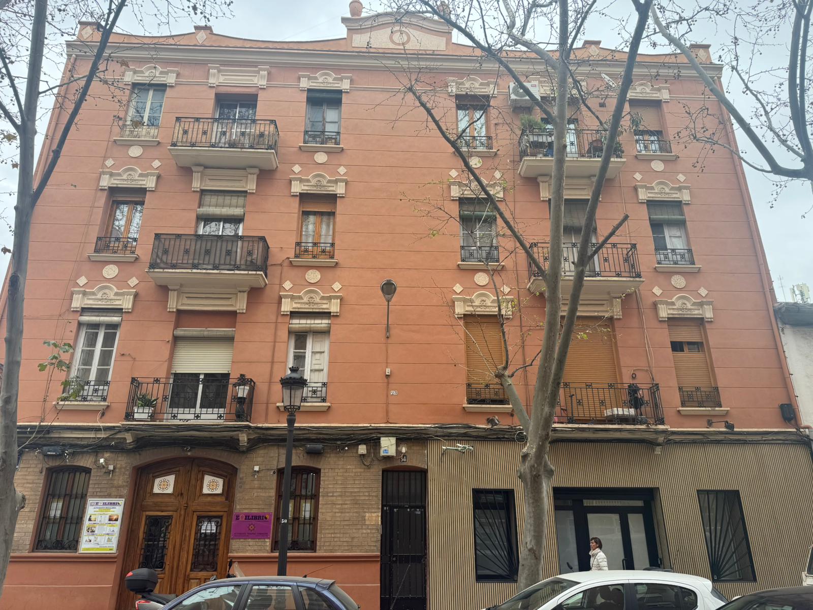 Bloc de pisos a Patraix on s'estan habilitant nous apartaments turístics sense llicència