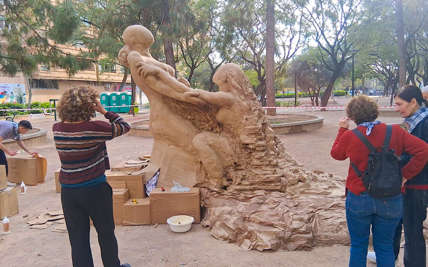 El Centre de Voluntariat La Cantina, a Russafa, planta la falla 'No oblidar la dana'