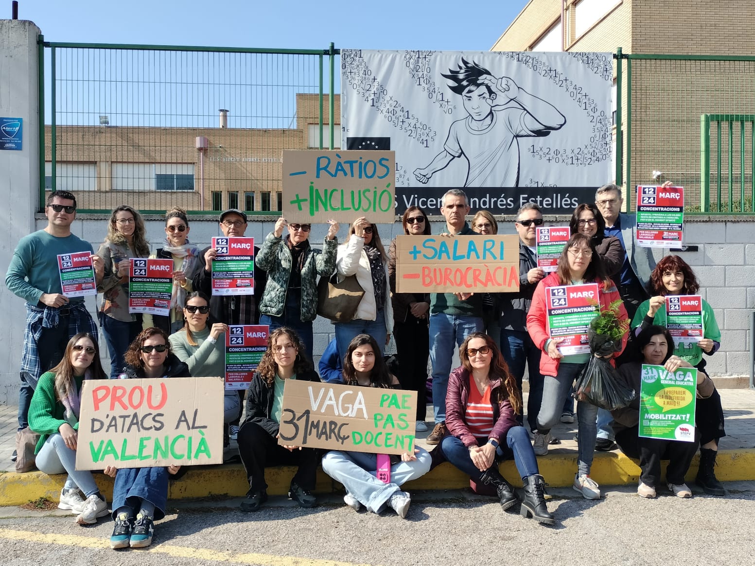 Concentració prèvia a la vaga educativa del 31 de març davant d'un centre educatiu