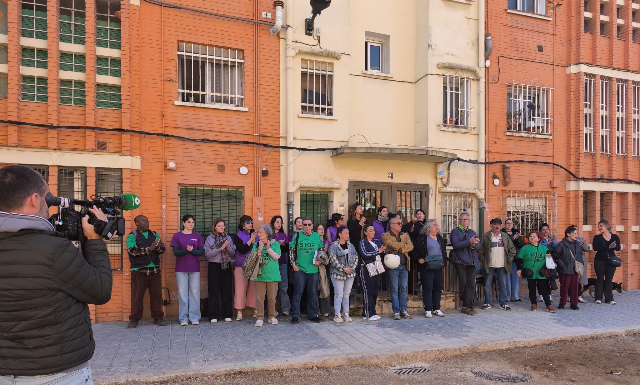 Una concentració a la finca ha intentat frenar en va el desnonament de Teresa