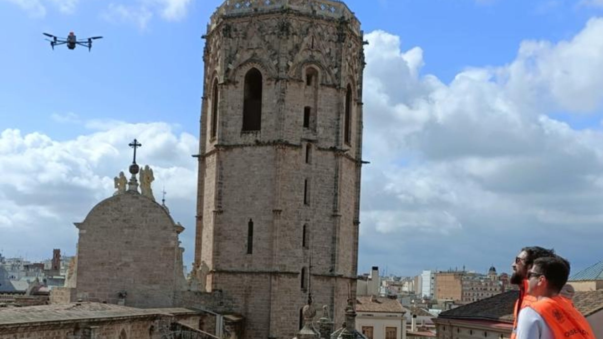 Operaris fan monitoratge de la façana de la catedral amb un dron | UPV