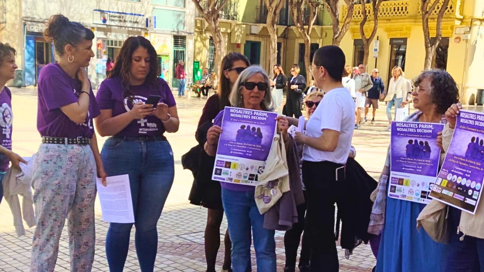 Representats de col·lectius feministes durant la roda de premsa del 16 d'abril a les 17:45 hores