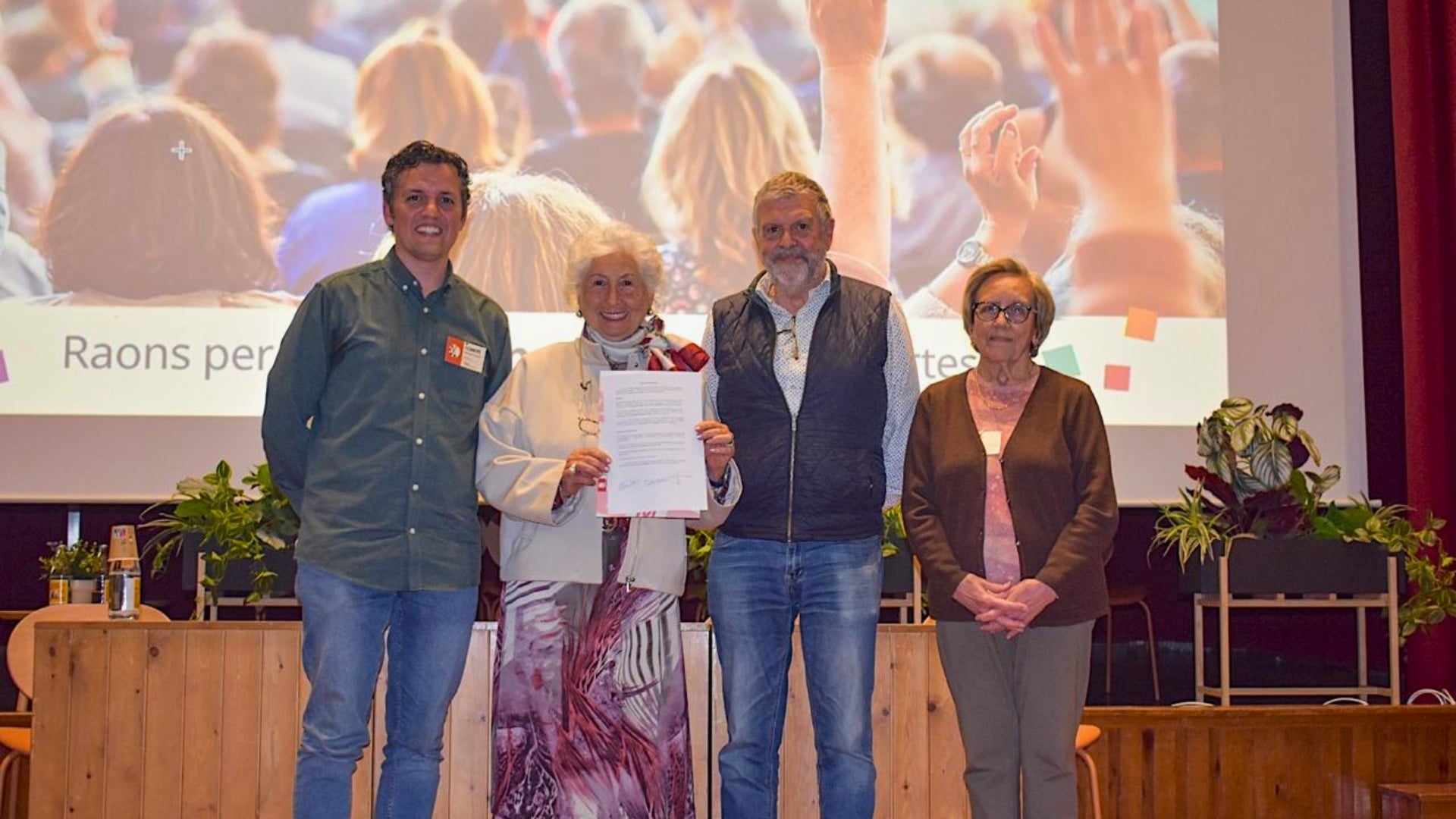 A la imatge, quatre participants en l’acte de constitució de la Federació Valenciana d’Associacions i Entitats Cristianes mostren el document fundacional. Segons la nota de premsa, entre les persones signants hi figura Mercè Silla, junt amb representants de l’Associació Poble de Déu del País Valencià, l’Associació Josep Climent i l’Asociación Fe y Diálogo | FVEC