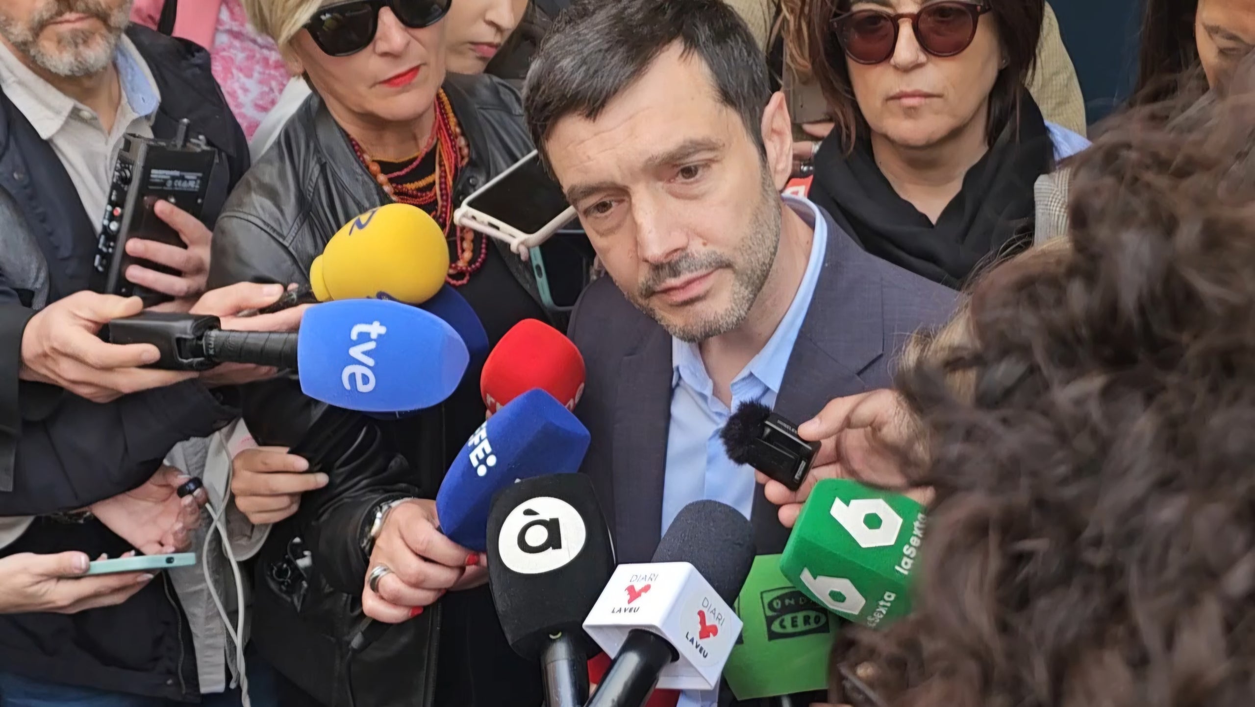 El ministres de Consum, Drets Socials i Agenda 2030 atén els mitjans de comunicació a Orriols | Josan Piqueres