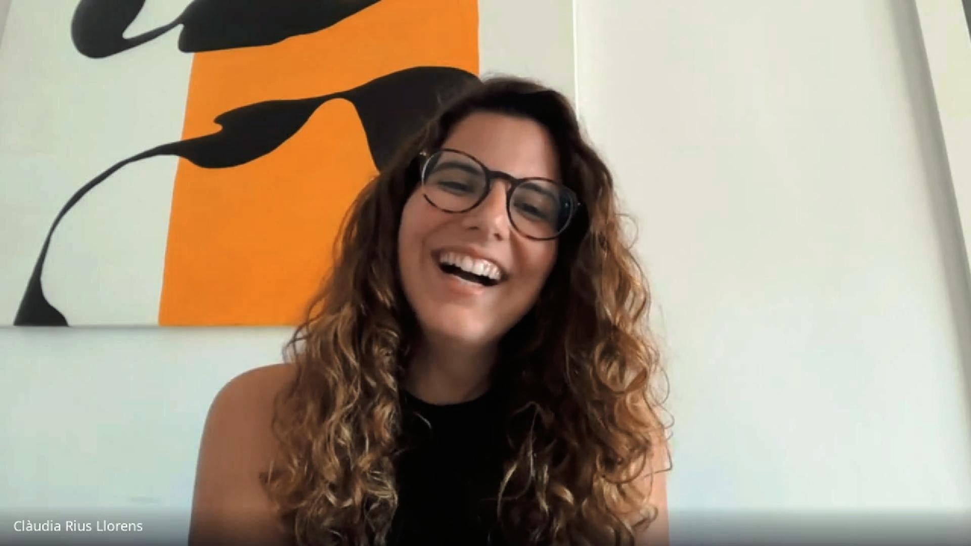 Clàudia Rius durant la gravació del pòdcast La Nostra Veu