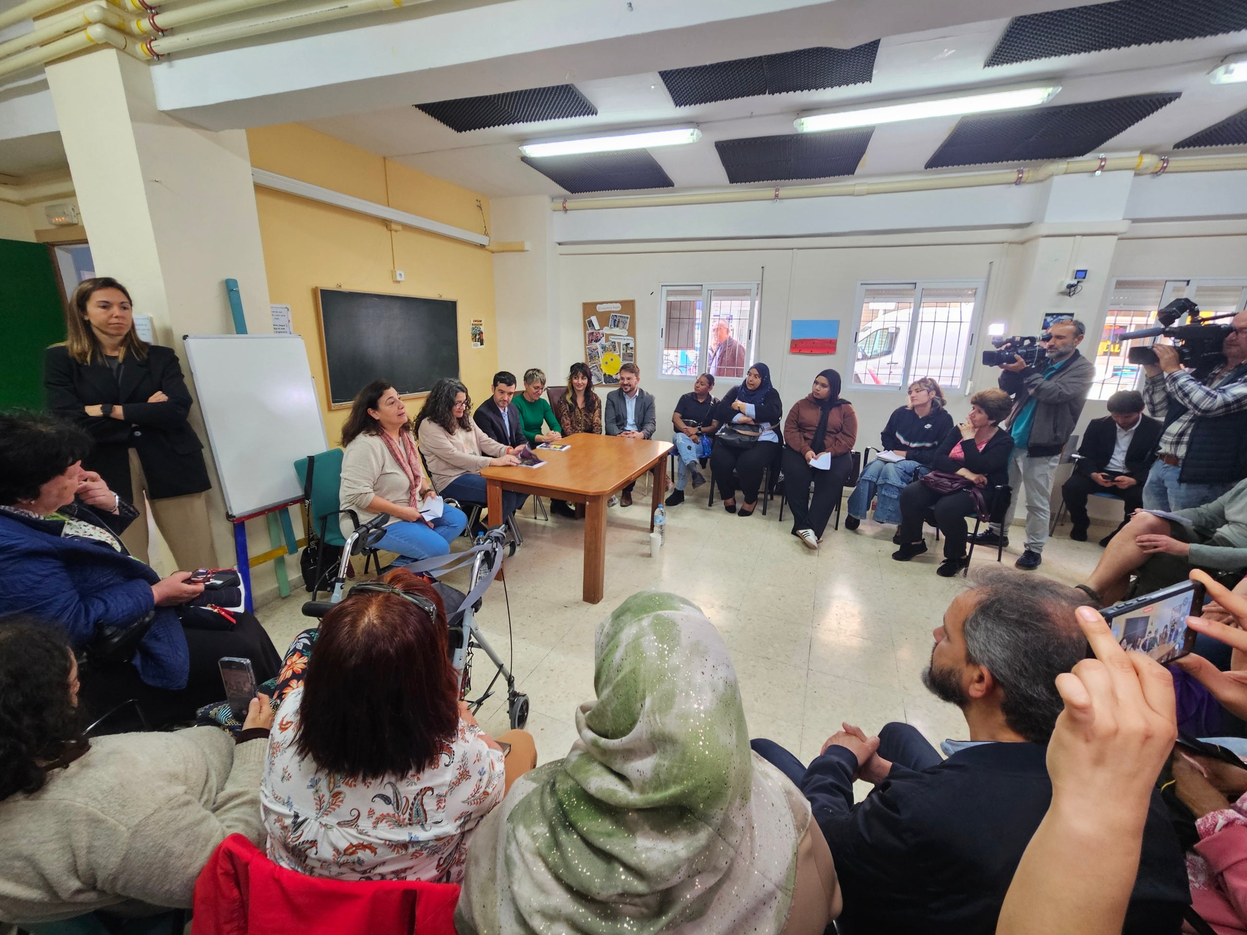 Mònica Oltra, Pablo Bustinduy, Papi Robles i Alberto Ibáñez es reuneixen amb entitats de barri a Orriols | Josan Piqueres