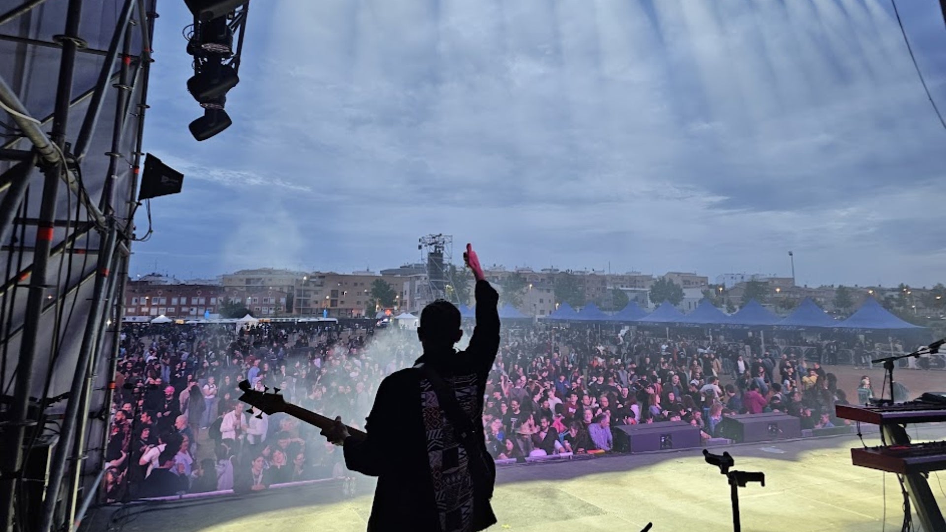Guitarrista saluda al públic abans de l'inici del concert de Tito Pontet | Josan Piqueres
