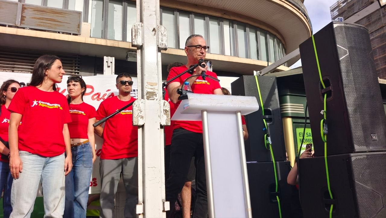 Xavi Sarrià llegint el manifest del Correllengua a l'inici de la manifestació del 25 d'abril