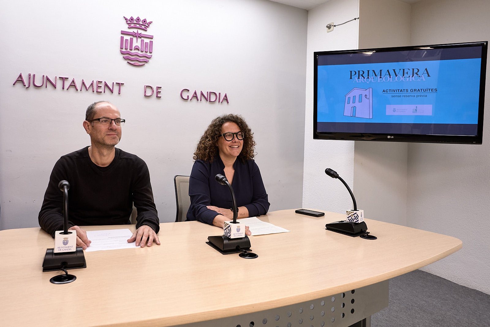 La regidora de Patrimoni Cultural de Gandia, Alícia Izquierdo, i el director del Museu Arqueològic, Carles Miret, presenten 'Primavera arqueològica' 